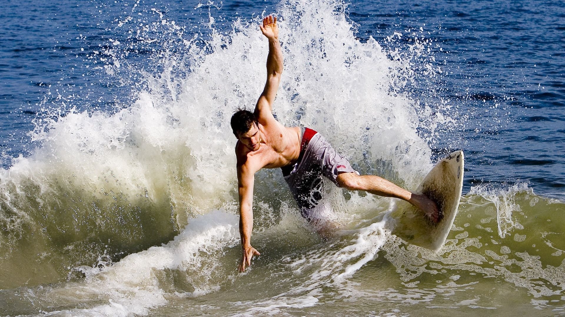 英超激烈角逐，豪门之间竞争白热化