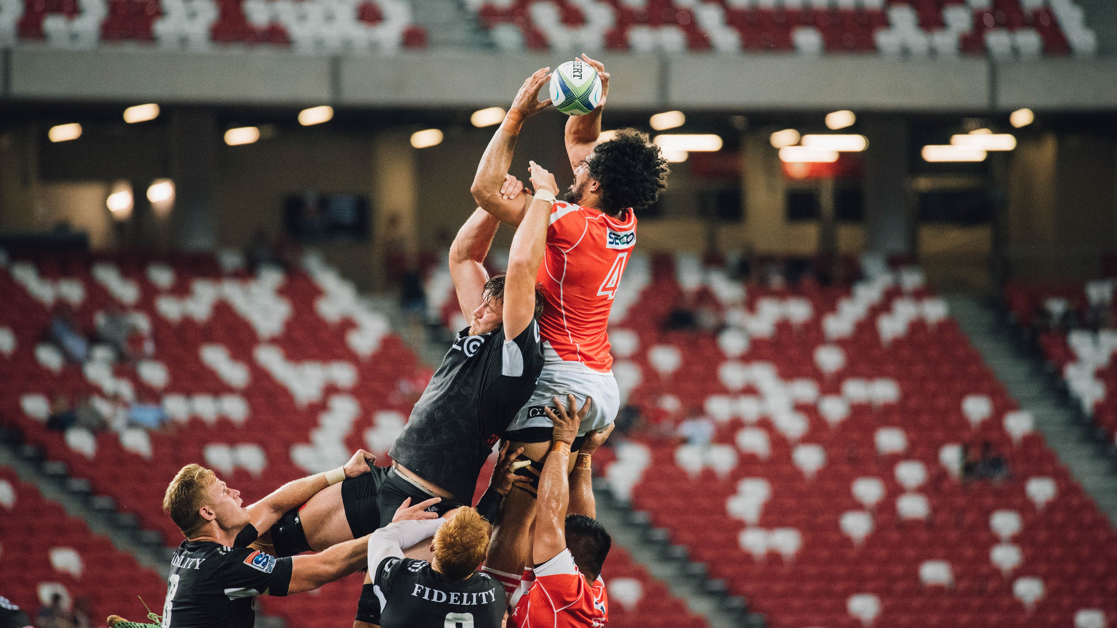 文化交流:各国球迷在赛场外友好互动,各国球员